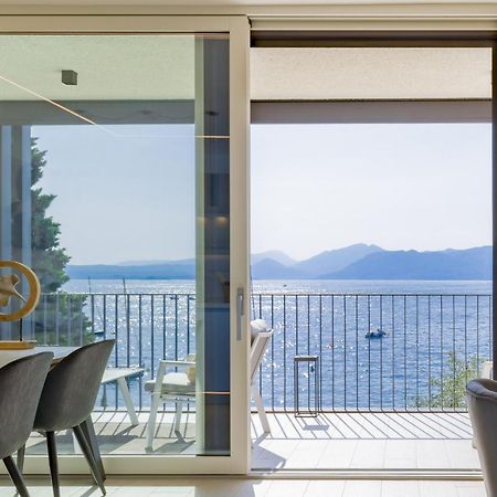 Salvatorehomes - Luxurious Dreamview Waterfront Apartment In Torri Del Benaco With Pool - Casa Azura - A 5 Star Luxury Collection At Lake Garda 外观 照片