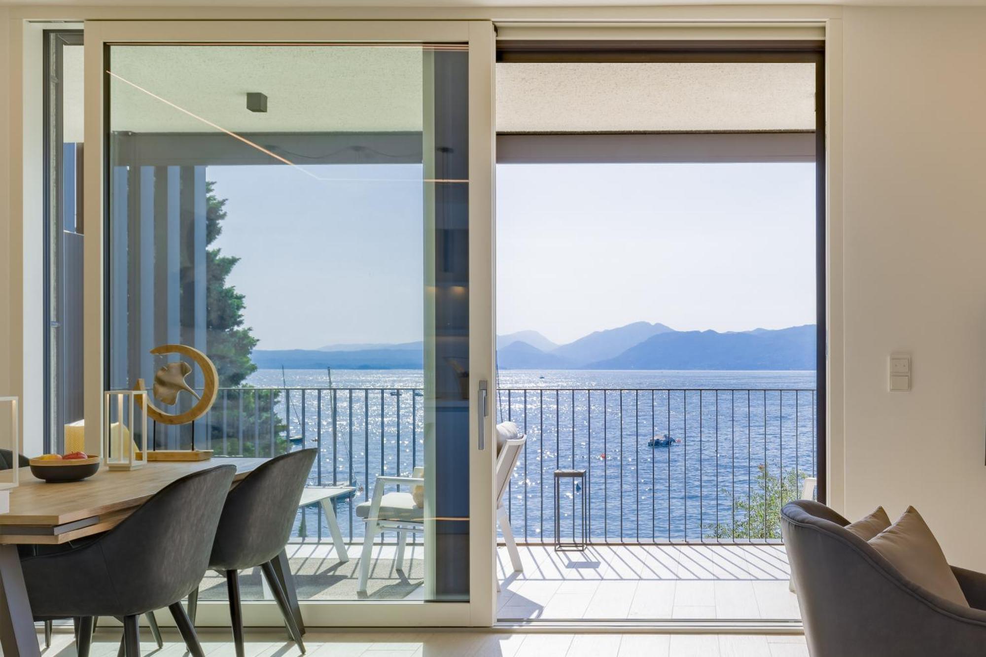 Salvatorehomes - Luxurious Dreamview Waterfront Apartment In Torri Del Benaco With Pool - Casa Azura - A 5 Star Luxury Collection At Lake Garda 外观 照片