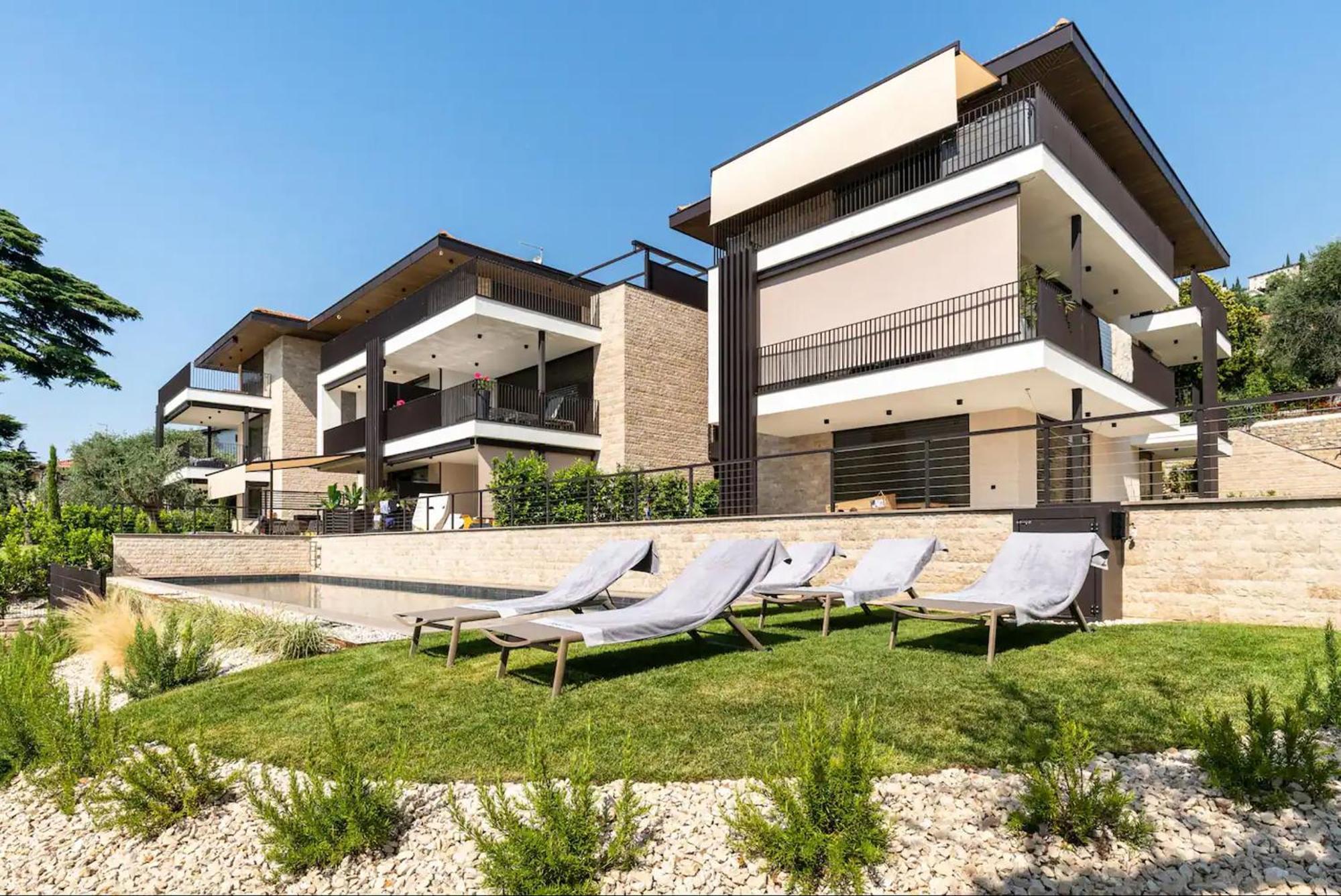 Salvatorehomes - Luxurious Dreamview Waterfront Apartment In Torri Del Benaco With Pool - Casa Azura - A 5 Star Luxury Collection At Lake Garda 外观 照片
