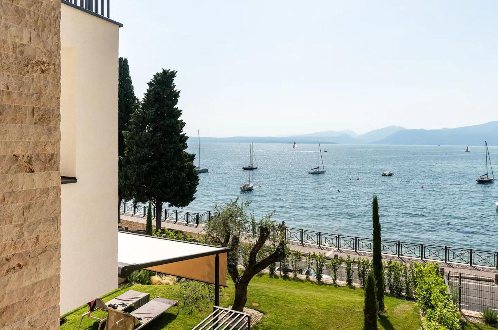 Salvatorehomes - Luxurious Dreamview Waterfront Apartment In Torri Del Benaco With Pool - Casa Azura - A 5 Star Luxury Collection At Lake Garda 外观 照片