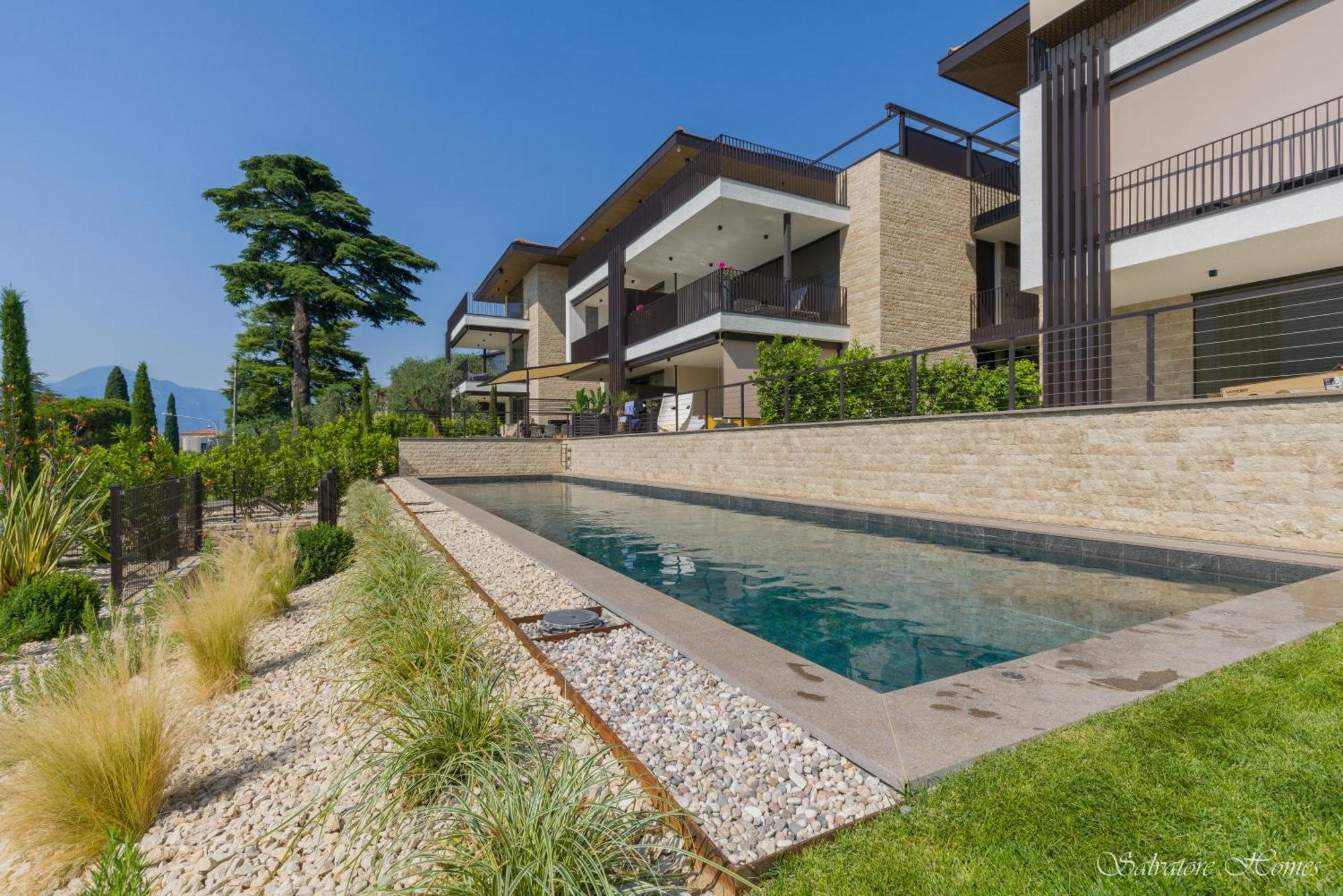 Salvatorehomes - Luxurious Dreamview Waterfront Apartment In Torri Del Benaco With Pool - Casa Azura - A 5 Star Luxury Collection At Lake Garda 外观 照片