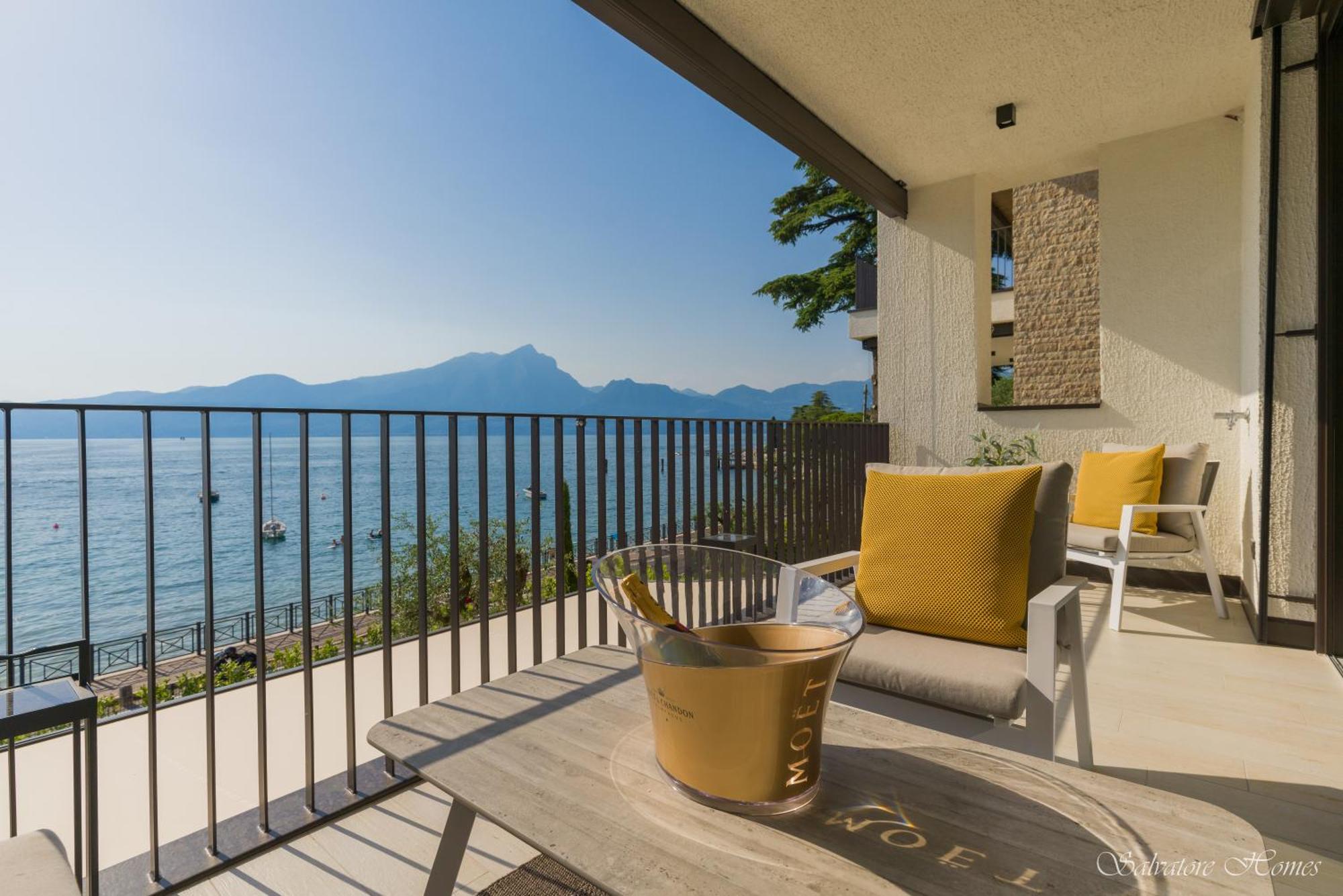 Salvatorehomes - Luxurious Dreamview Waterfront Apartment In Torri Del Benaco With Pool - Casa Azura - A 5 Star Luxury Collection At Lake Garda 外观 照片