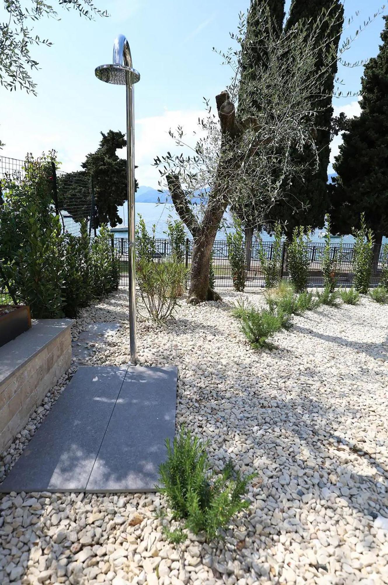 Salvatorehomes - Luxurious Dreamview Waterfront Apartment In Torri Del Benaco With Pool - Casa Azura - A 5 Star Luxury Collection At Lake Garda 外观 照片