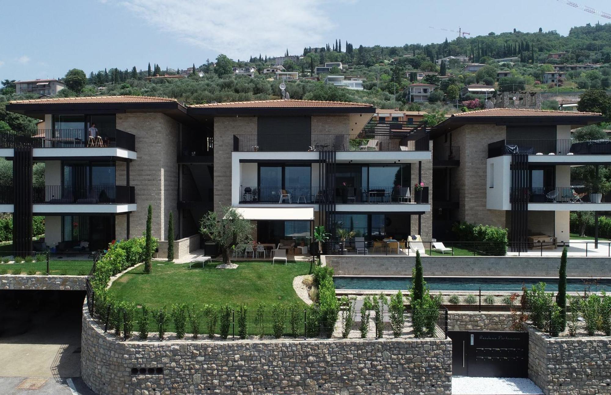Salvatorehomes - Luxurious Dreamview Waterfront Apartment In Torri Del Benaco With Pool - Casa Azura - A 5 Star Luxury Collection At Lake Garda 外观 照片