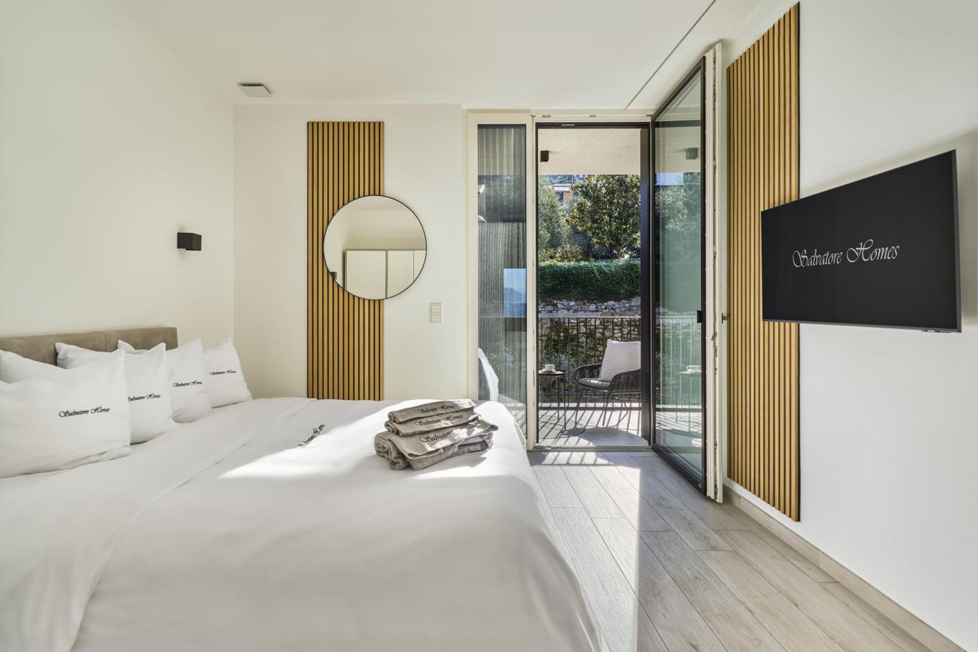 Salvatorehomes - Luxurious Dreamview Waterfront Apartment In Torri Del Benaco With Pool - Casa Azura - A 5 Star Luxury Collection At Lake Garda 外观 照片