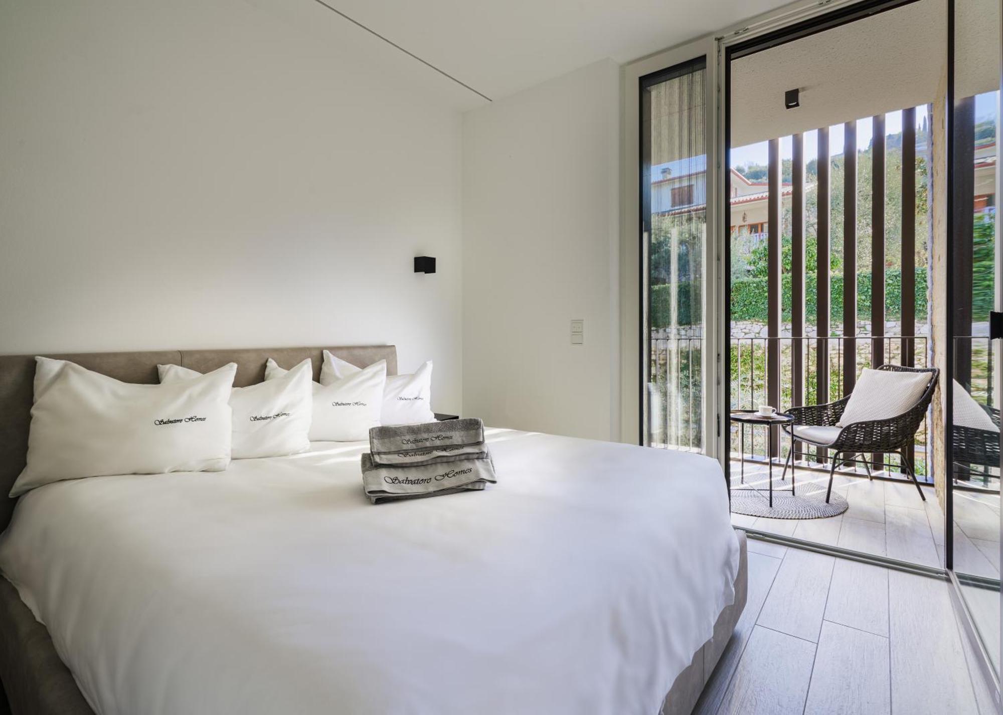 Salvatorehomes - Luxurious Dreamview Waterfront Apartment In Torri Del Benaco With Pool - Casa Azura - A 5 Star Luxury Collection At Lake Garda 外观 照片