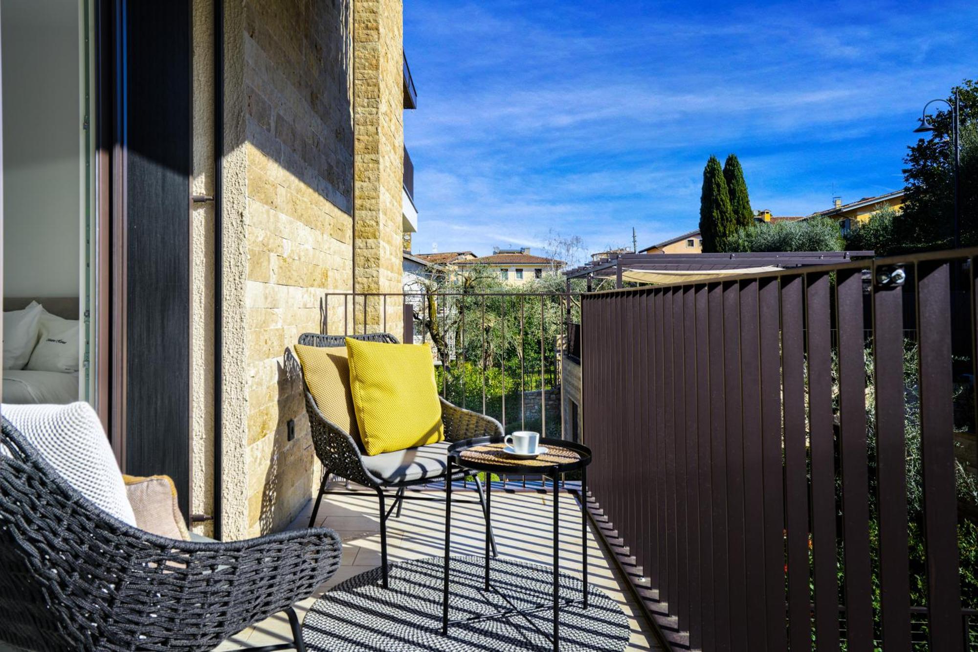 Salvatorehomes - Luxurious Dreamview Waterfront Apartment In Torri Del Benaco With Pool - Casa Azura - A 5 Star Luxury Collection At Lake Garda 外观 照片