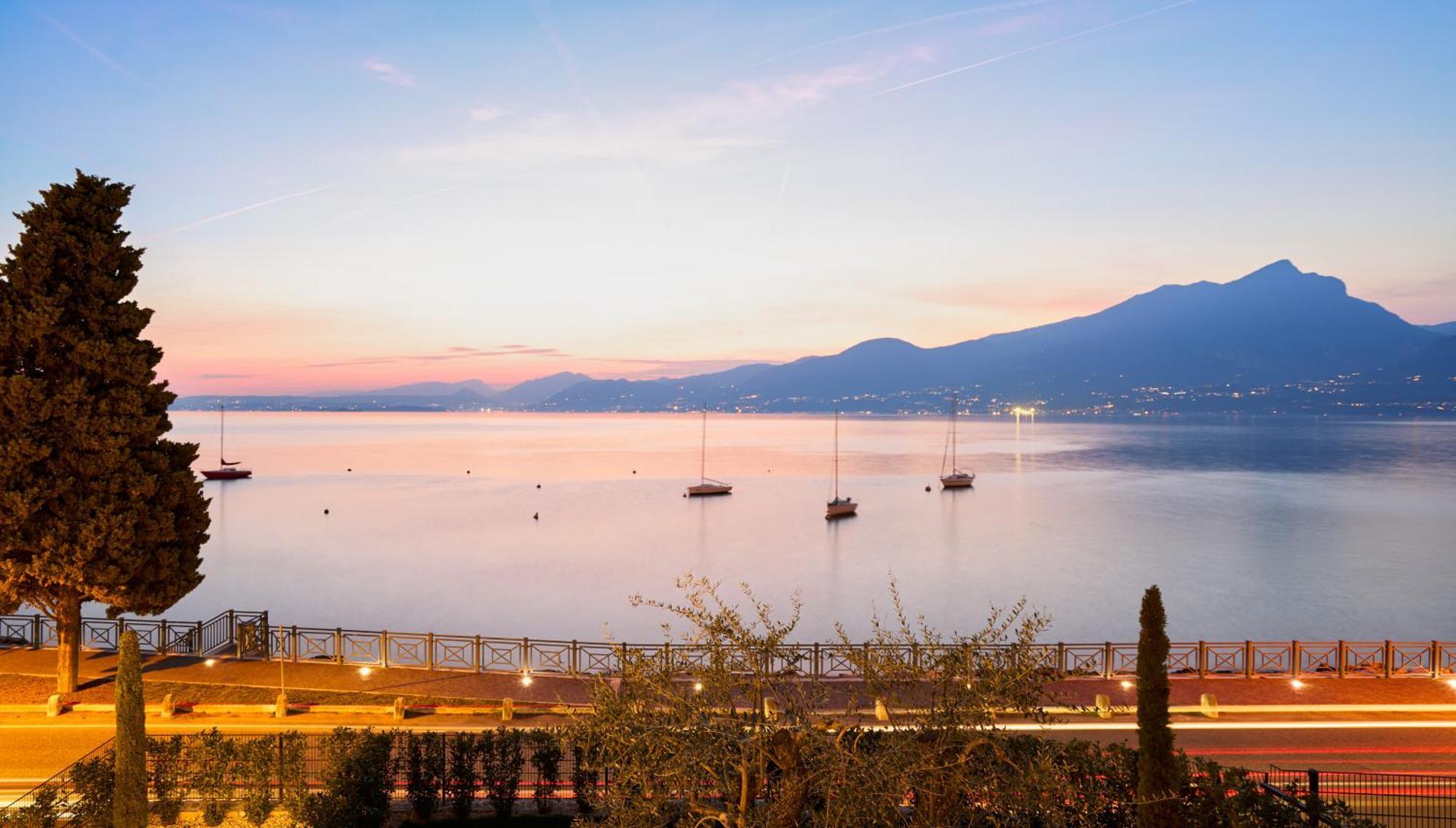 Salvatorehomes - Luxurious Dreamview Waterfront Apartment In Torri Del Benaco With Pool - Casa Azura - A 5 Star Luxury Collection At Lake Garda 外观 照片