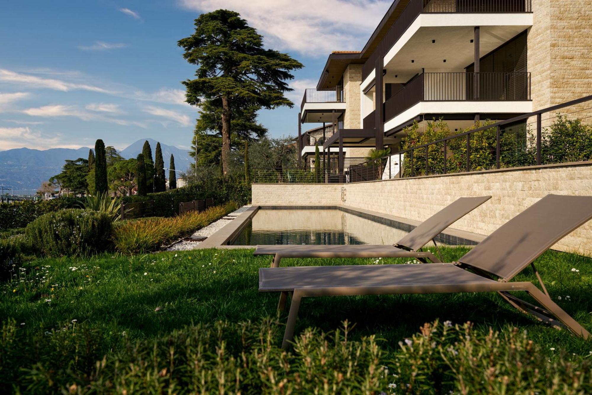 Salvatorehomes - Luxurious Dreamview Waterfront Apartment In Torri Del Benaco With Pool - Casa Azura - A 5 Star Luxury Collection At Lake Garda 外观 照片