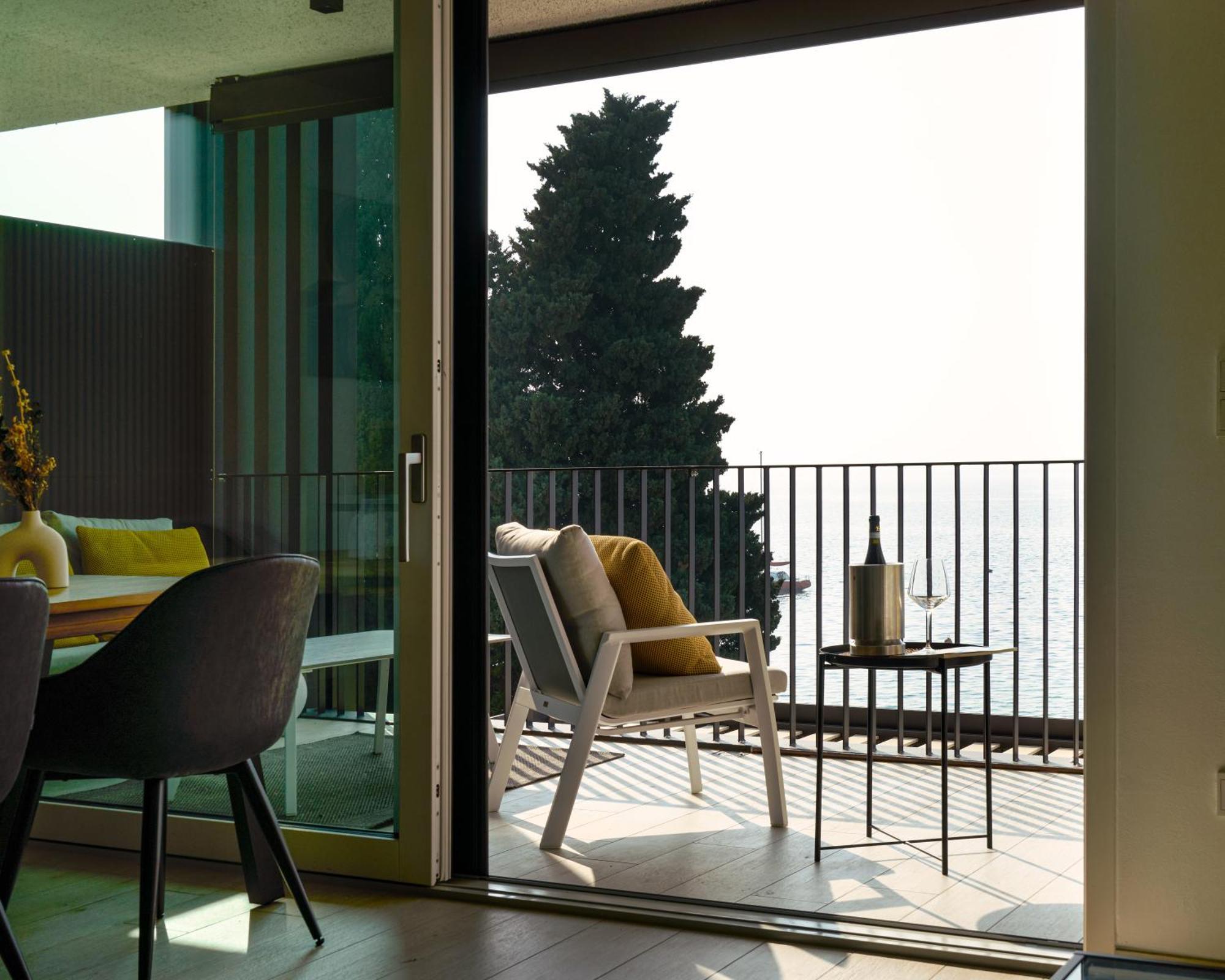 Salvatorehomes - Luxurious Dreamview Waterfront Apartment In Torri Del Benaco With Pool - Casa Azura - A 5 Star Luxury Collection At Lake Garda 外观 照片