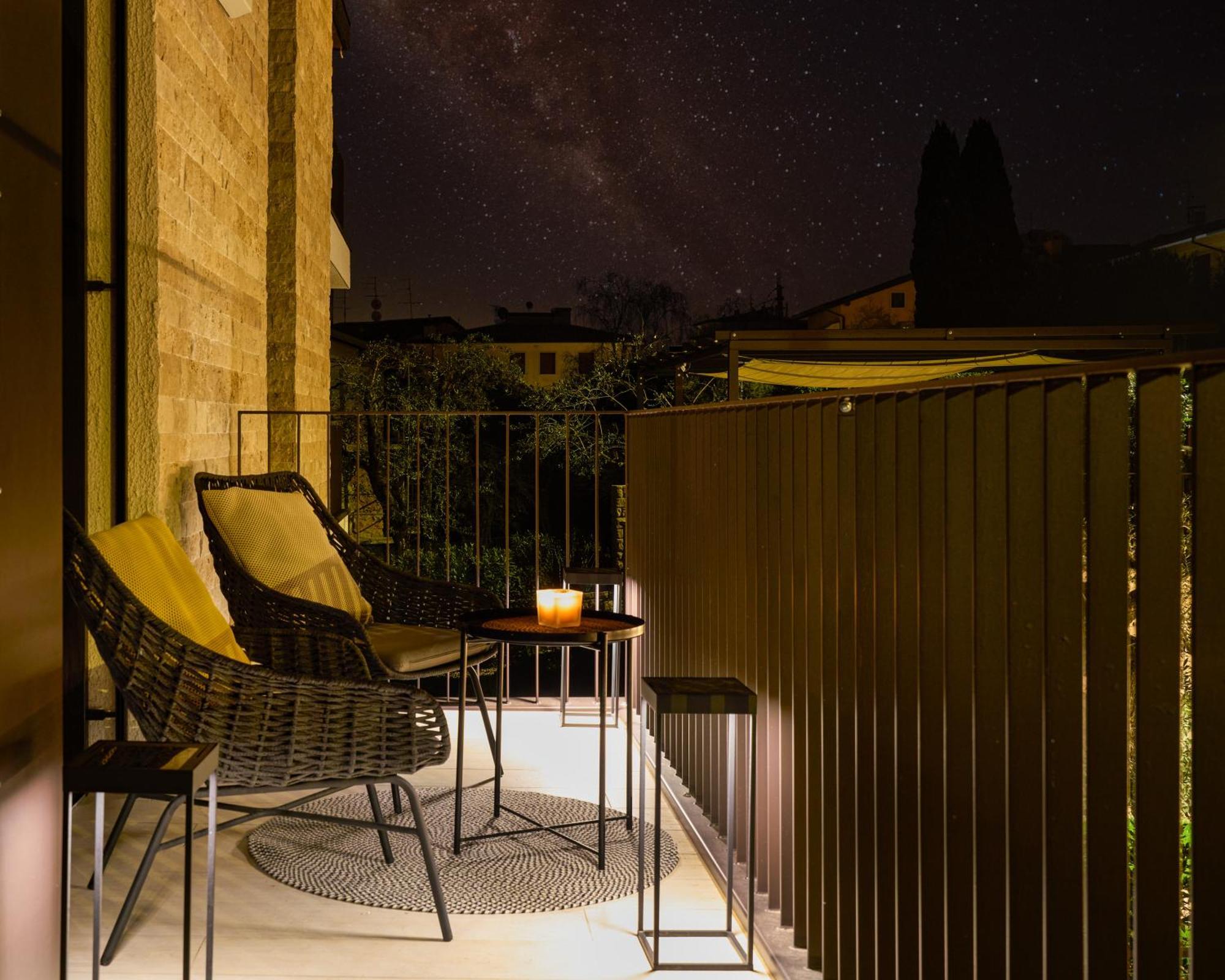 Salvatorehomes - Luxurious Dreamview Waterfront Apartment In Torri Del Benaco With Pool - Casa Azura - A 5 Star Luxury Collection At Lake Garda 外观 照片