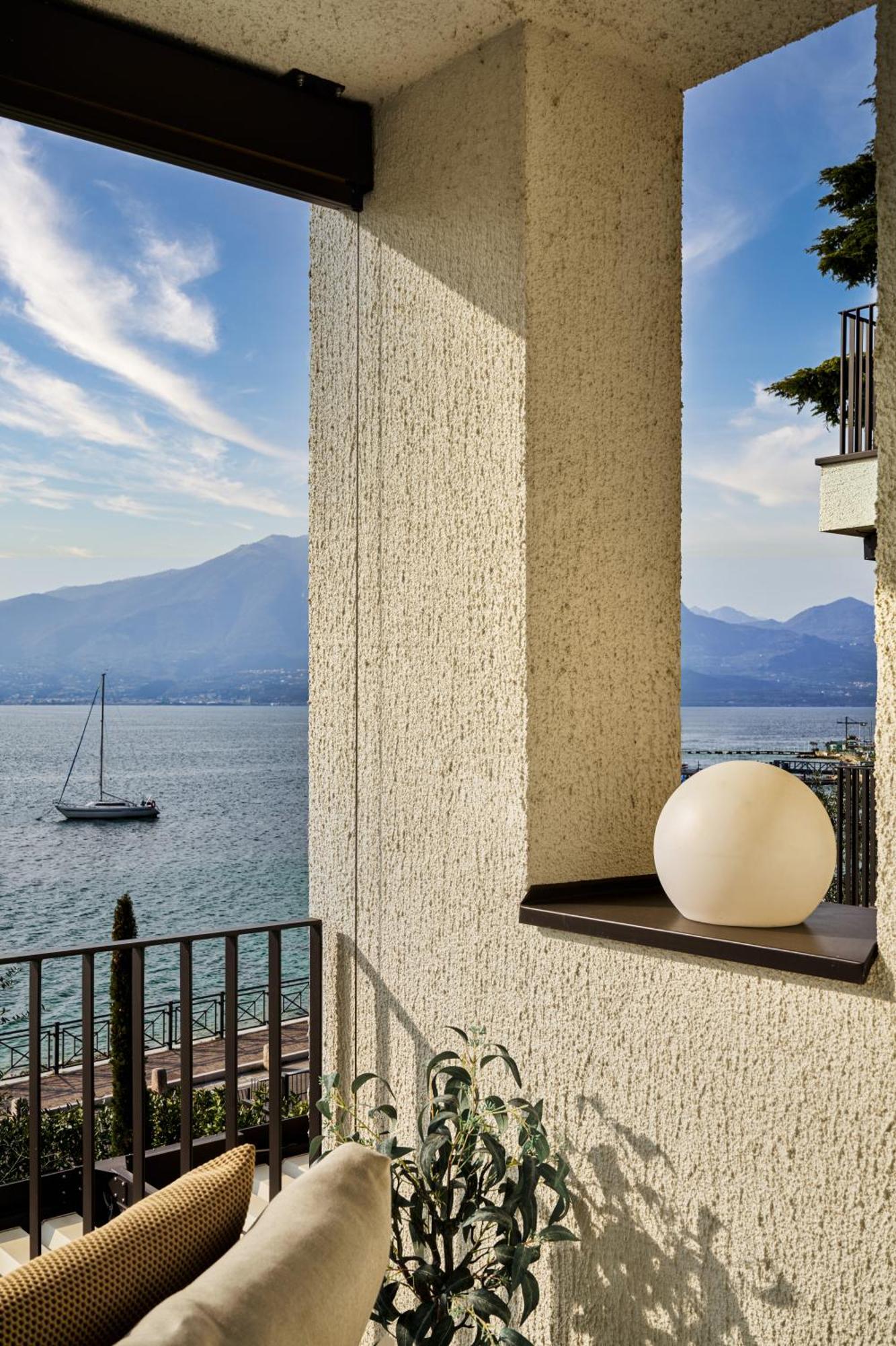 Salvatorehomes - Luxurious Dreamview Waterfront Apartment In Torri Del Benaco With Pool - Casa Azura - A 5 Star Luxury Collection At Lake Garda 外观 照片